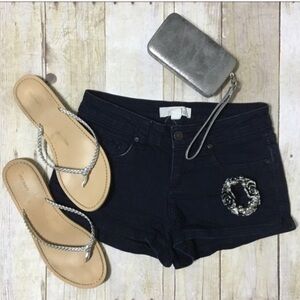 𝅺Forever 21 distressed black stretch denim shorts size 24